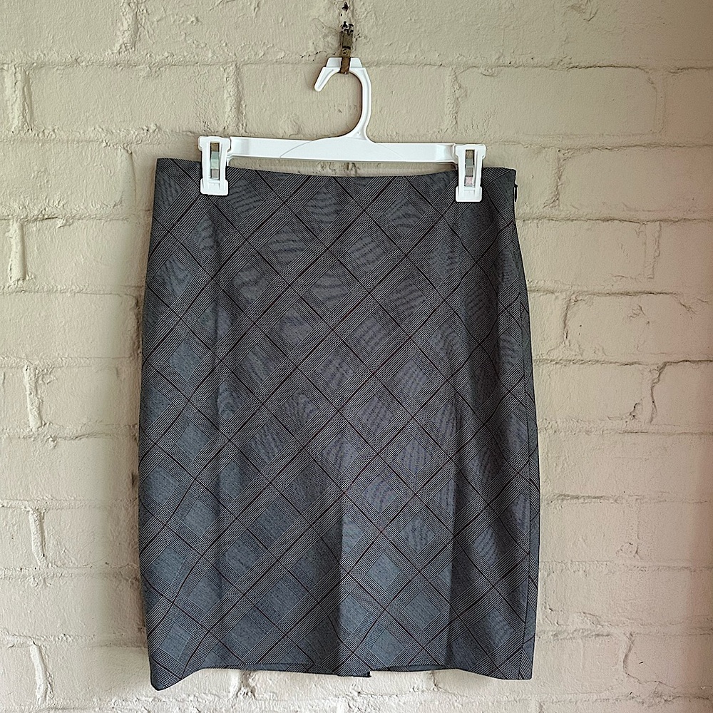 The Limited size 4 grey white and red strip design pencil skirt